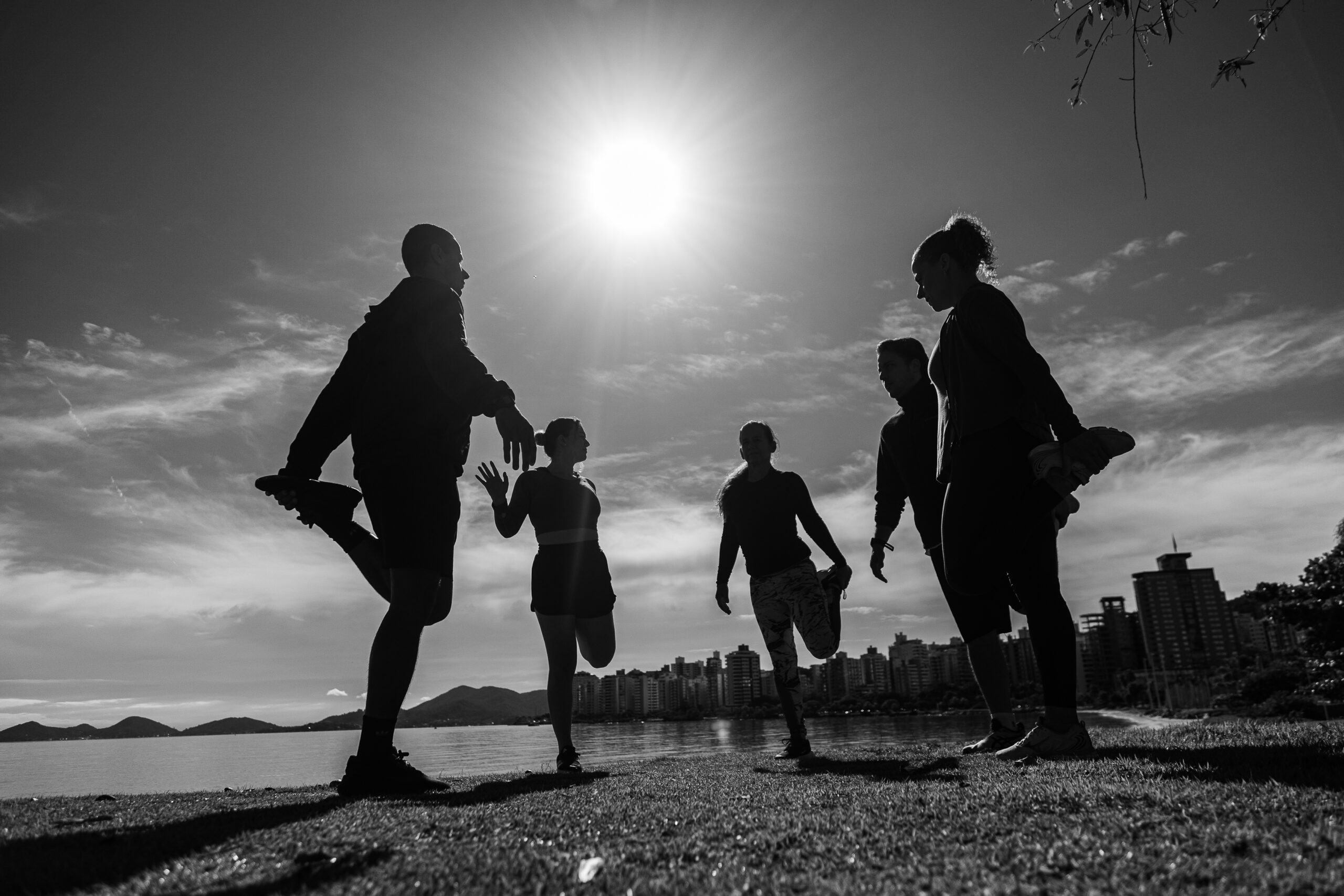 Pessoas praticando esportes na orla de Florianópolis durante o Floripa Fit Day